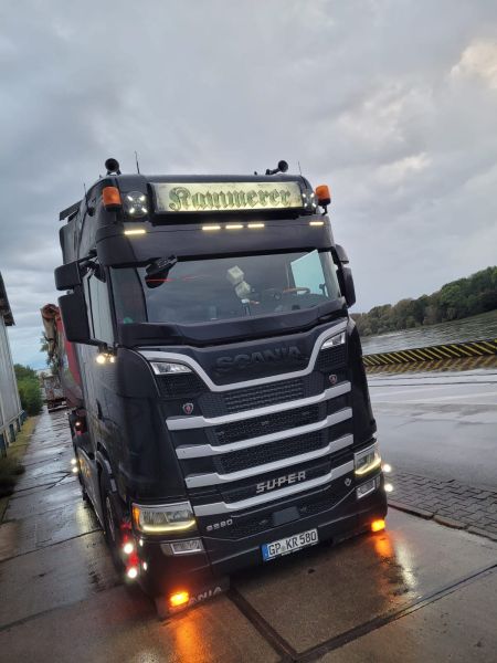 Trucker Babes / g_1_0_whatsapp_bild_2024-10-09_um_21.04.50_cddefefe.jpg